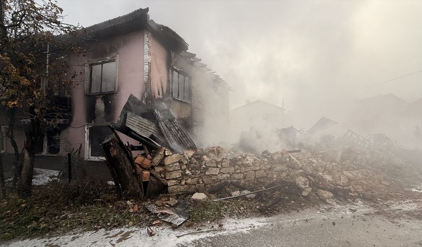 Kütahya'da yanan 2 katlı ev kullanılamaz hale geldi