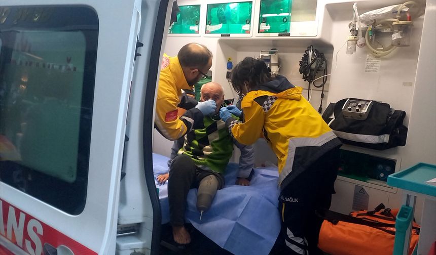 Manisa'da apartmanda çıkan yangında 3 kişi dumandan etkilendi