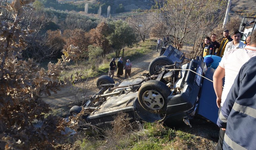 Manisa'da şarampole devrilen otomobilin sürücüsü yaralandı