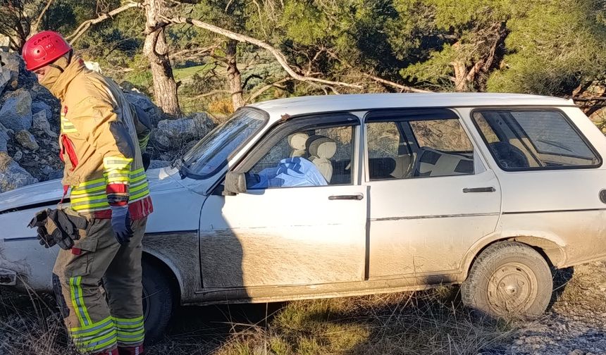 Manisa'da taş yığınına çarpan otomobilin sürücüsü öldü, eşi yaralandı