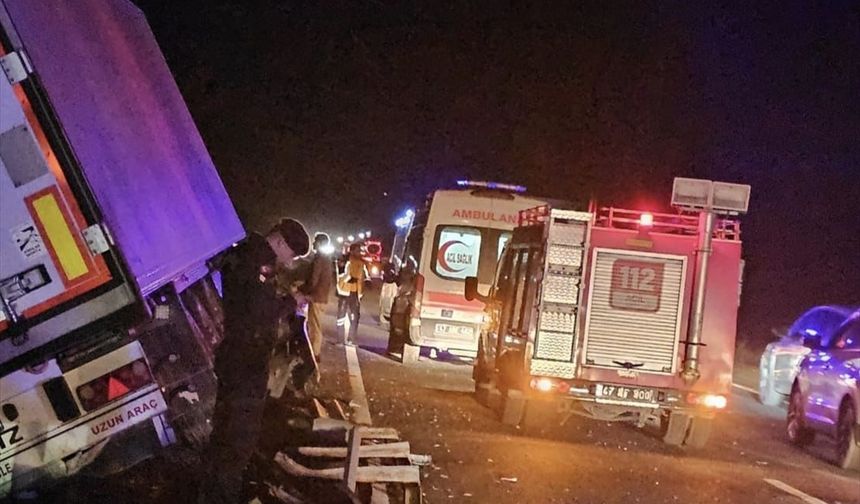 Mardin'de bariyerlere çarpan tırın sürücüsü yaralandı