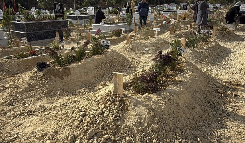 Mersin'de komşusu tarafından öldürülen kadın ve oğlunun cenazeleri defnedildi