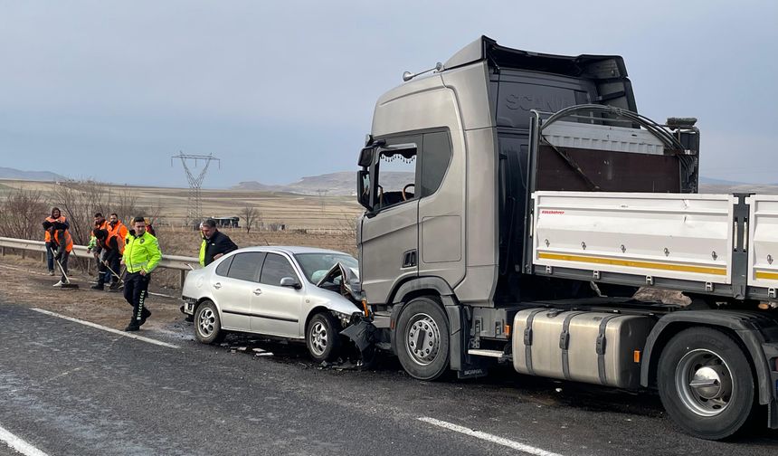 Nevşehir'de tırla çarpışan otomobildeki 1 kişi öldü, 3 kişi yaralandı