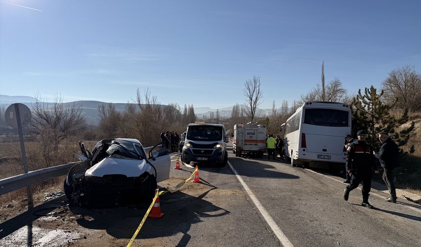 Nevşehir'de yolcu midibüsü ile otomobilin çarpıştığı kazada 11 kişi yaralandı