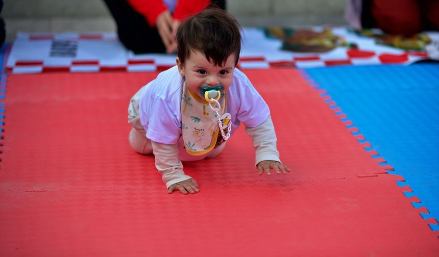 Osmaniye'de bebek emekleme yarışması düzenlendi