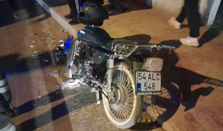 Sakarya'da panelvanla çarpışan motosikletteki genç hayatını kaybetti