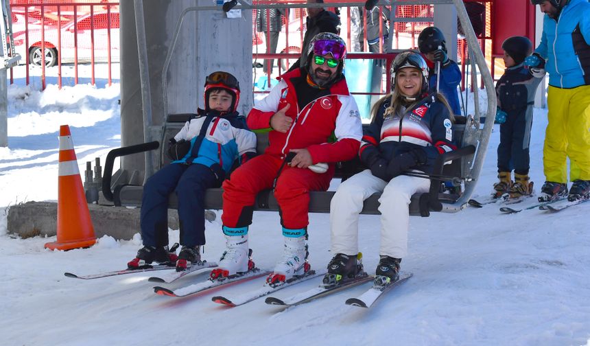Sarıkamış Kayak Merkezi'nde hafta sonu yoğunluğu