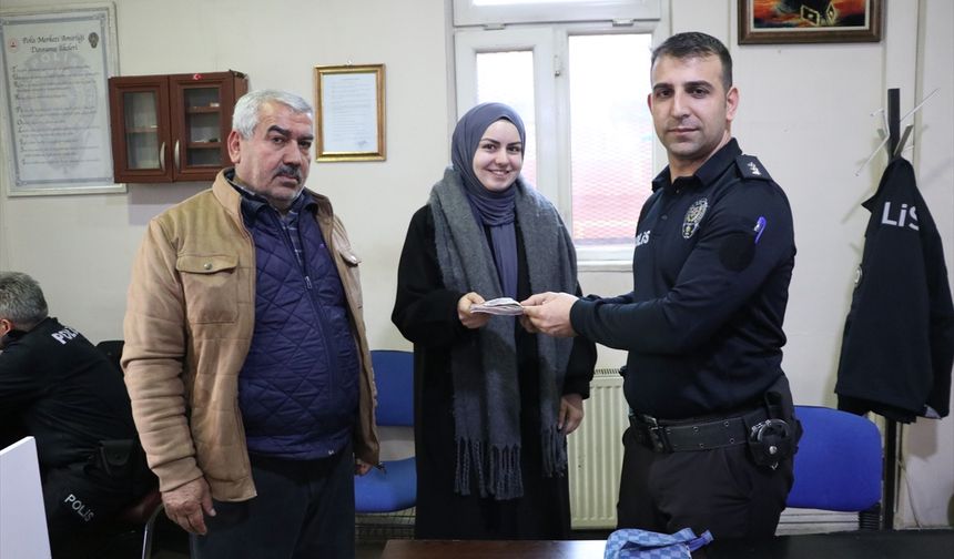 Siirt'te bir hamal yolda bulduğu 10 bin lirayı sahibine ulaştırdı