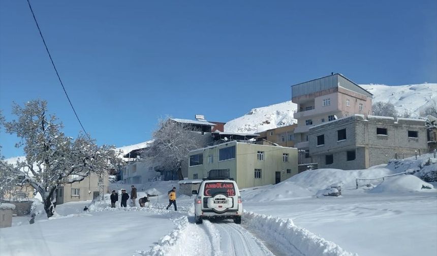Siirt'te kardan yolu kapanan köydeki hasta hastaneye ulaştırıldı