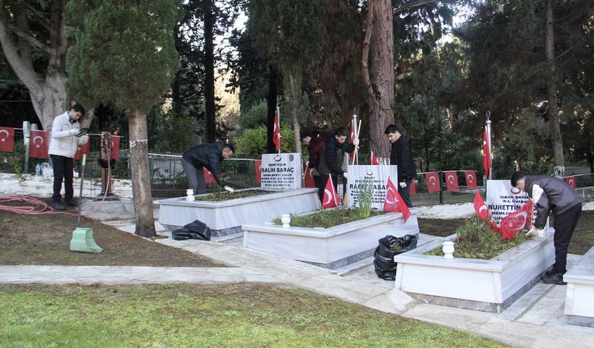 Sinop'ta gönüllü üniversite öğrencileri şehit mezarlarını temizledi