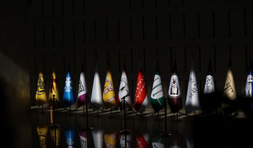 Suriye'deki geçmiş medeniyetleri temsil eden bayraklar Fidan ve Şeybani'nin basın toplantısında sergilendi