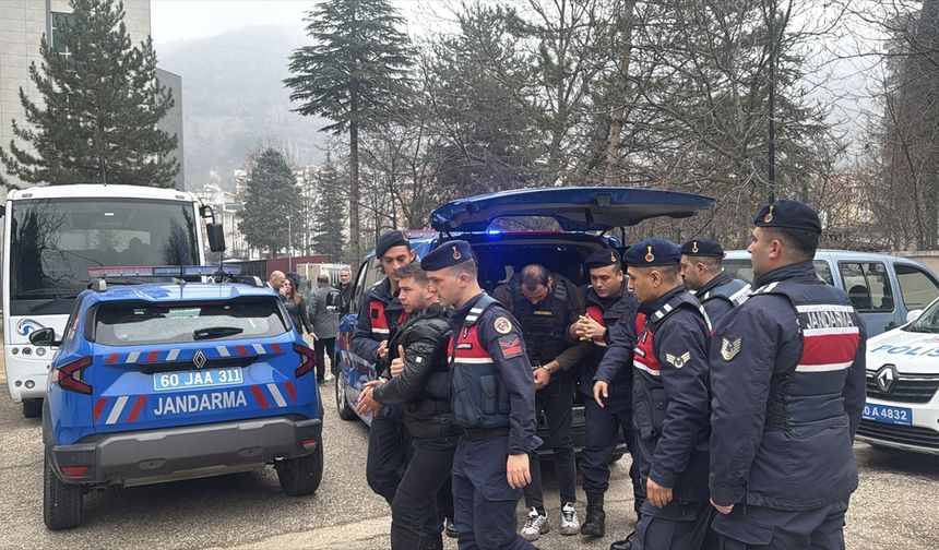 Tokat'ta 2 kişiyi öldürdüğü iddia edilen 2 zanlı adliyede