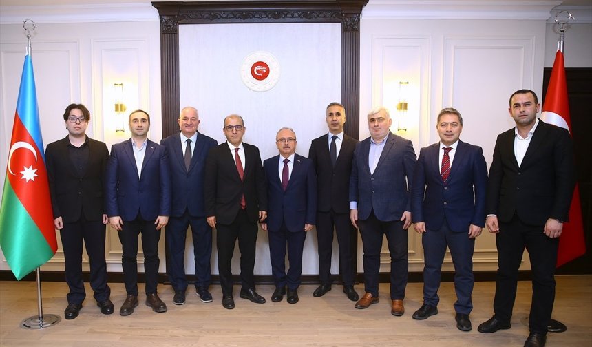 Türk gazetecilere 'Azerbaycan Basınının 150. Yılı' madalyası