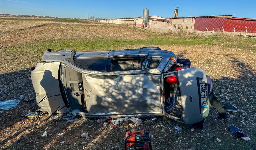 Uşak'ta devrilen otomobilde aynı aileden 5 kişi yaralandı