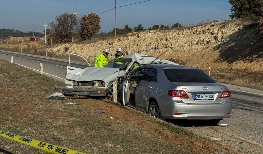 Uşak'ta iki otomobilin çarpıştığı kazada yaşlı çift öldü