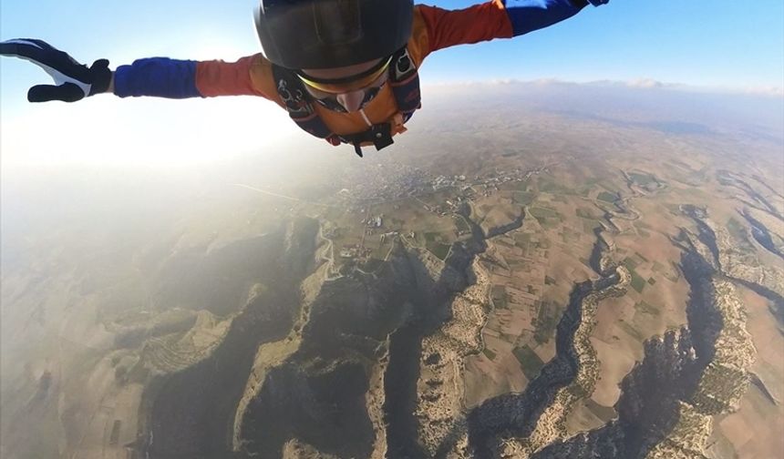 Uşak'ta serbest paraşüt pilotu Ulubey Kanyonu'na atladı