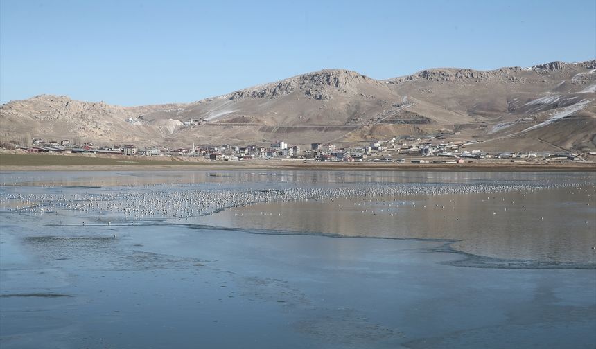 Van'daki Sıhke Gölü'nün yüzeyi kısmen buzla kaplandı