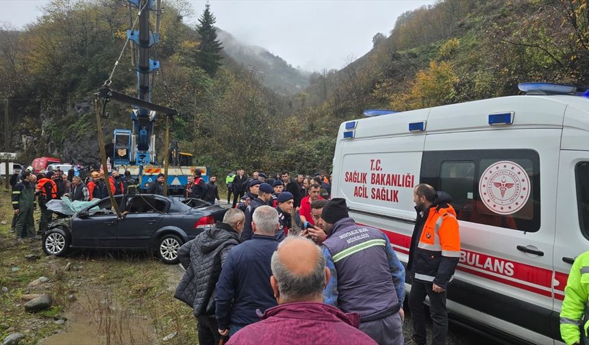 Vefat eden annesi için mezar yeri bakmaya giderken yeğeniyle trafik kazasında öldü