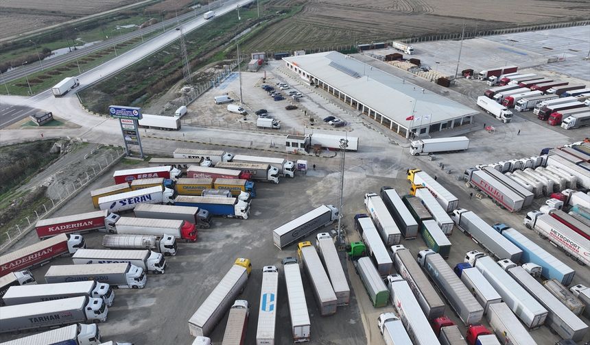 Yunanistan'daki çiftçi eylemi Avrupa'ya yük taşıyan tır sürücülerini etkiledi