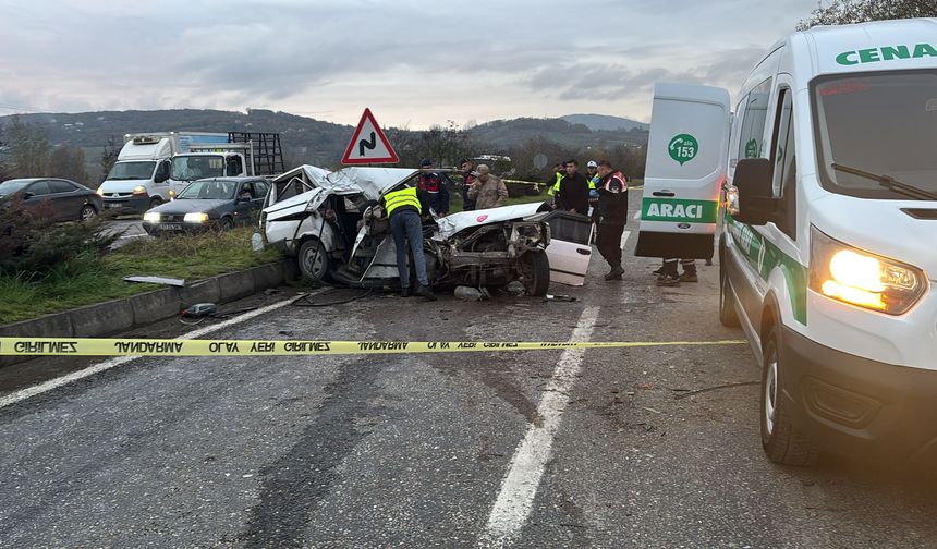 Zonguldak'ta kamyona çarpan otomobildeki 1 kişi öldü, 2 kişi yaralandı