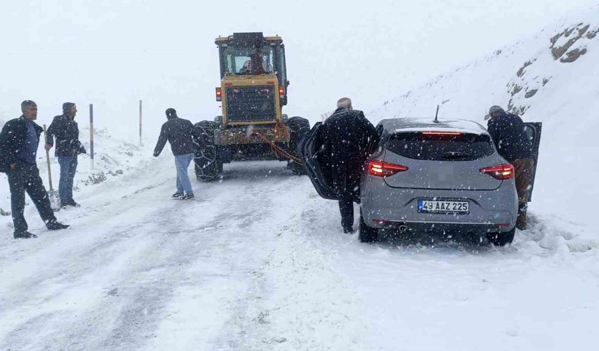 haskoy mutki karayolu kar ve tipi nedeniyle ulasima kapatildi