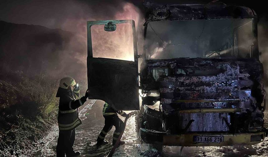 Hatay'da alevlere teslim olan tır kullanılamaz hale geldi