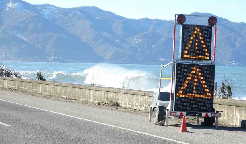Karadeniz Sahil Yolu'nda dalga ve fırtına alarmı