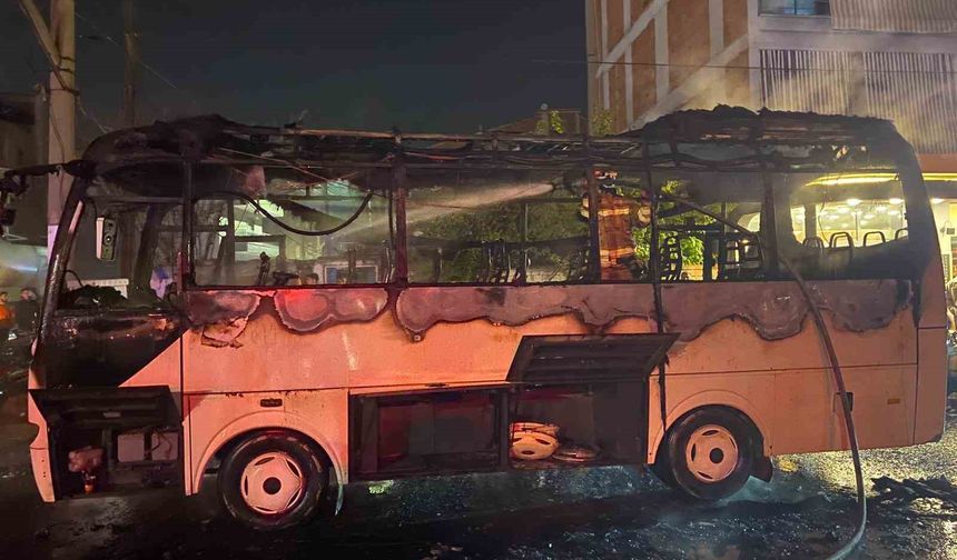 Manisa'da servis otobüsü alev alev yandı