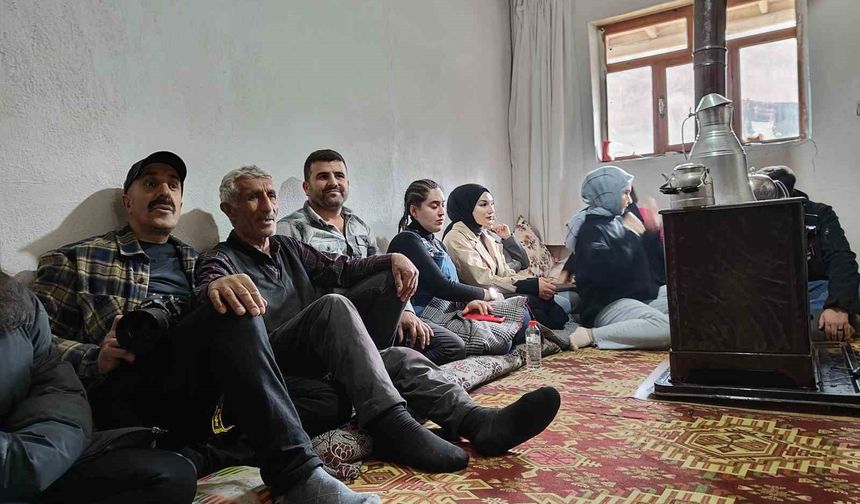 Muş'ta üniversite öğrencileri doğayı gezerek dengbejlik kültürüyle buluştu