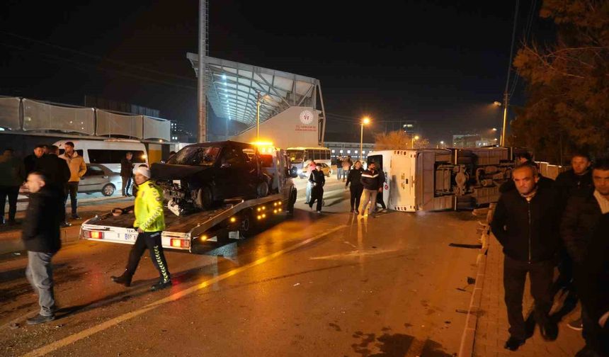 Niğde'de işçi servisi ile otomobil çarpıştı: 13 yaralı