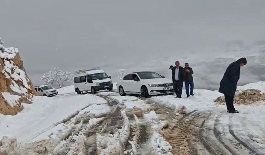 Siirt'te 45 yolu ulaşıma kapandı, yolda kalan bazı araçlar kurtarıldı