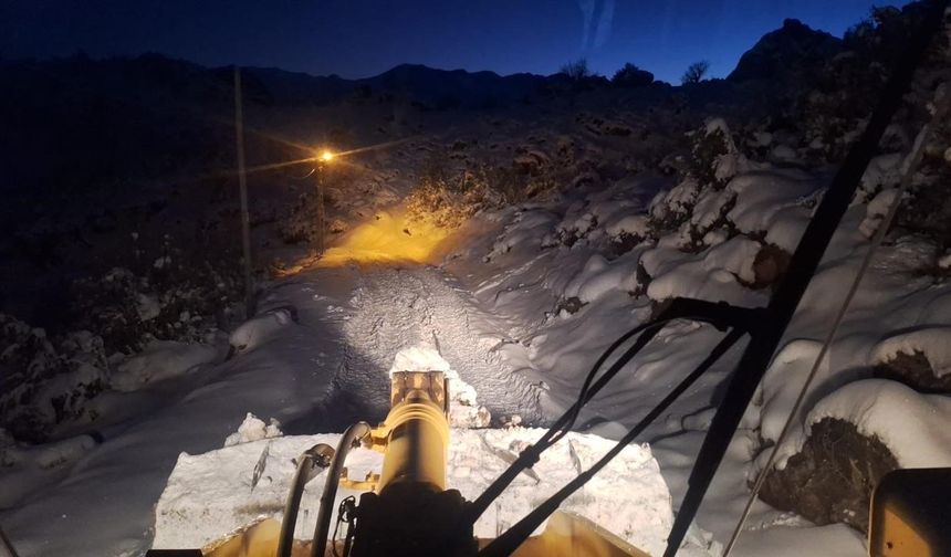Siirt'te kar yağışı hayatı olumsuz etkiledi: Solunum hastası vatandaş ile mahsur kalan minibüs kurtarıldı