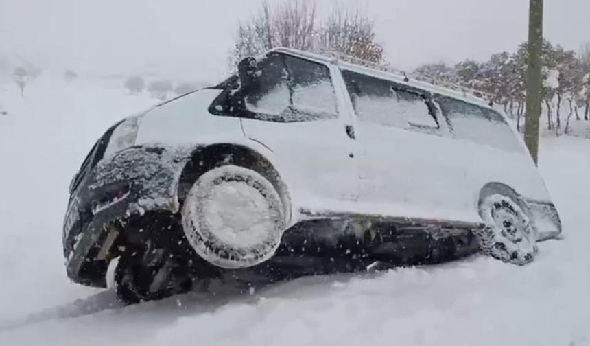 Siirt'te yolda kalan araç ve ambulans kurtarıldı