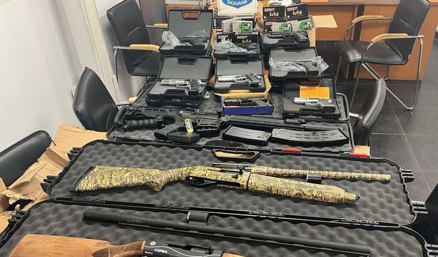 Sınırda çok sayıda kaçak silah ve mermi yakalandı