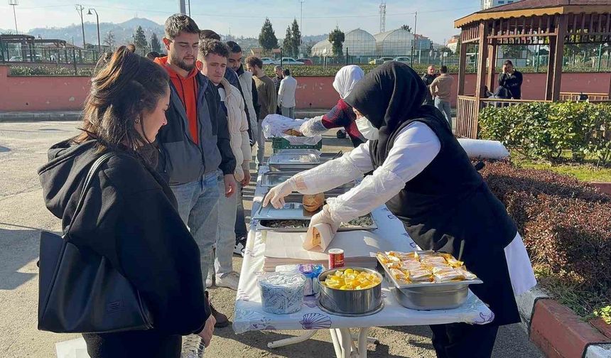 Üniversite öğrencileri hamsi festivaliyle moral depoladı