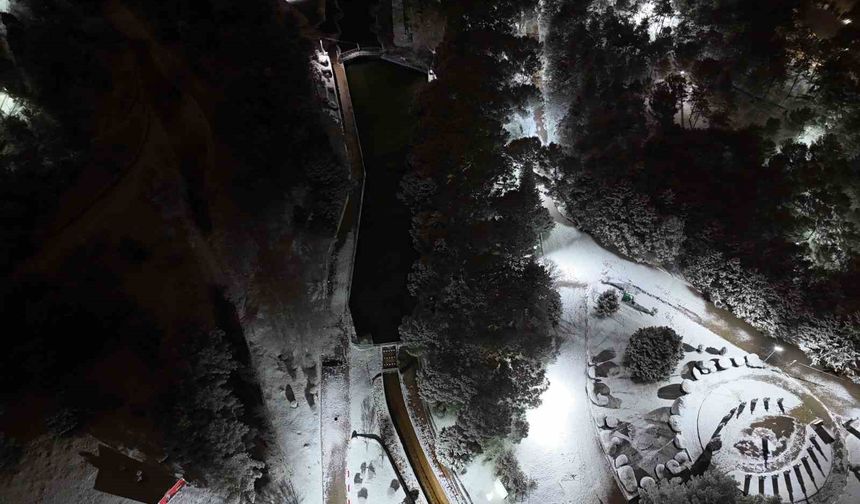 Uşak'ta mevsimin ilk karı yağdı: Beyaza bürünen kent böyle görüntülendi