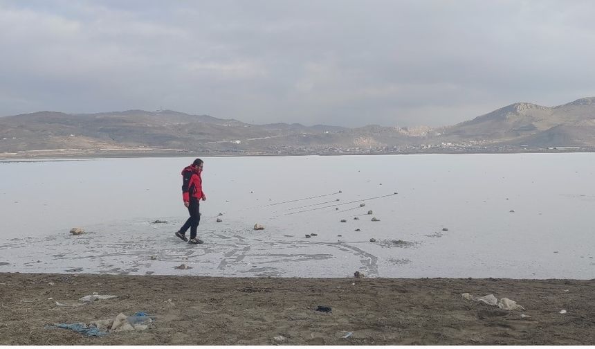 Van'da Sibirya soğukları: Sıhke Göleti'nin yüzeyi buz tuttu