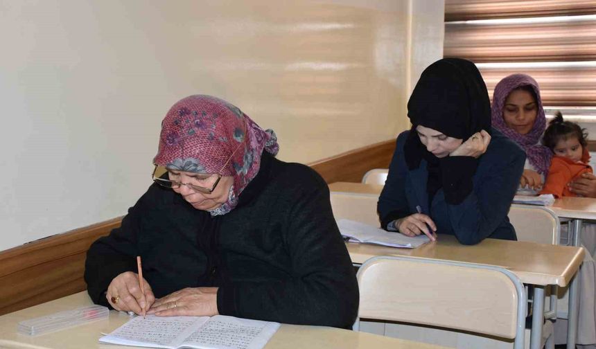 Yanlış otobüse binmemek için 65 yaşında okuma-yazma öğrendi