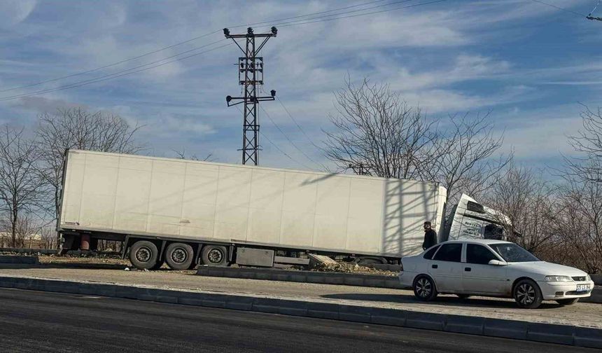 Batman’da TIR ile Belediye Minibüsü Kafa Kafaya Çarpıştı: 8 Yaralı
