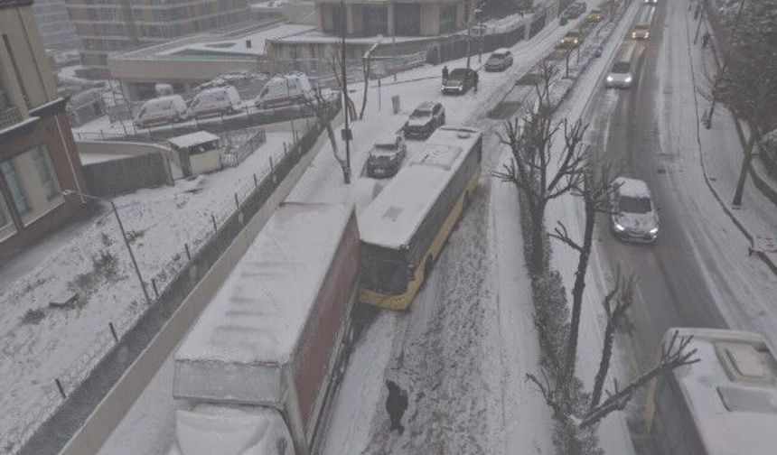 İstanbul’da Kar Alarmı: İETT Otobüsü Karlı Yolda Kontrolden Çıktı