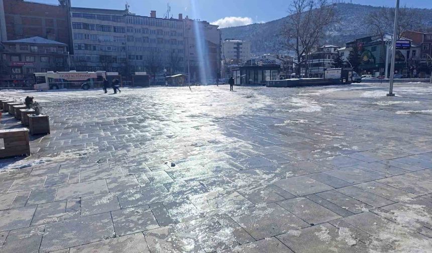 Afyonkarahisar yılın ilk gününe dondurucu soğukla başladı