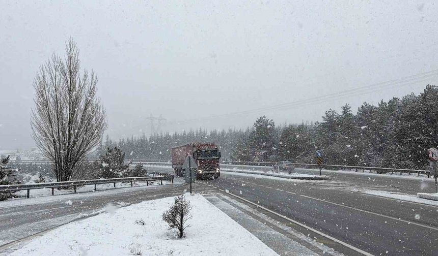 Afyonkarahisar'ın yüksek rakımlı bölgelerinde kar yağışı etkili oldu