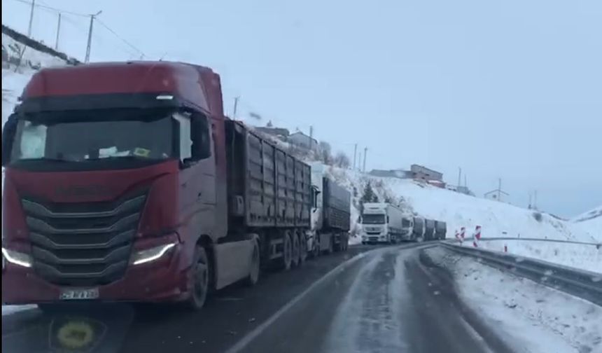 Ardahan'da ulaşıma kar ve tipi engeli