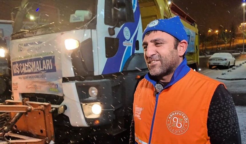 Arnavutköy'de kar küreme aracından çocuklara çay ikramı