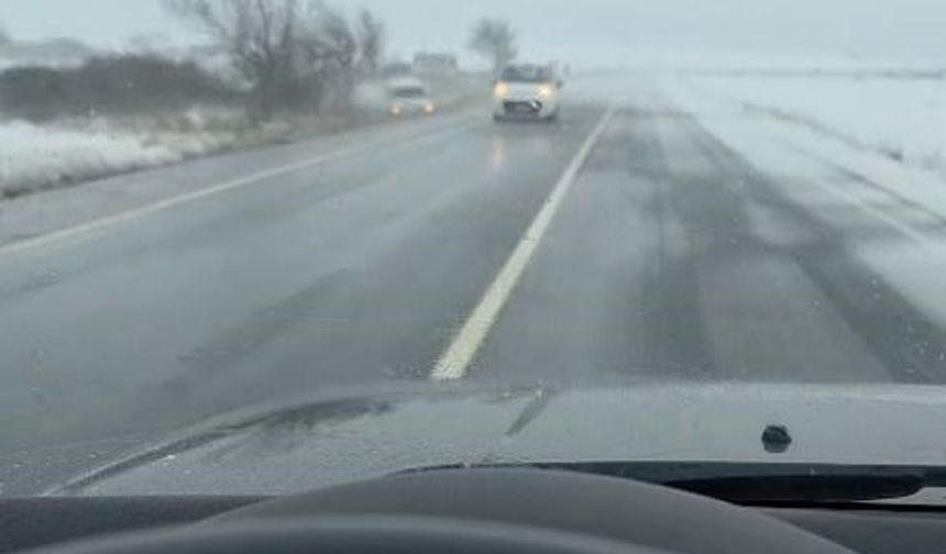 Arnavutköy'de kontrolden çıkan araç çayırlık alana uçtu: Kaza anı kamerada