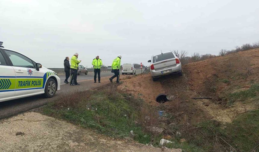 Aşırı hız ve gizli buzlanma nedeniyle otomobil tarlaya uçtu