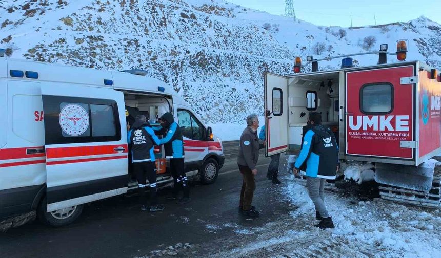 Bingöl'de UMKE'den zorlu şartlarda hasta nakli