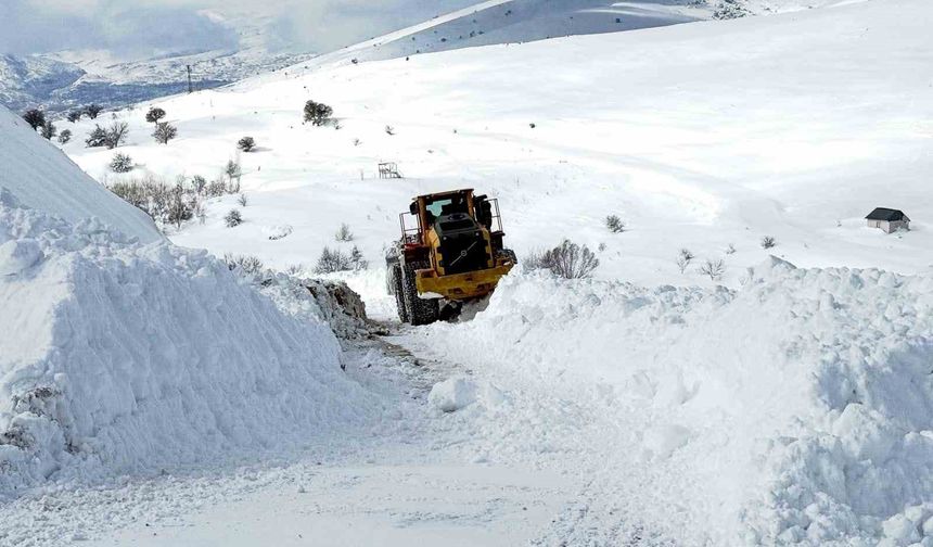Çemişgezek'te karla mücadele: Köylünün sevinci kameraya yansıdı