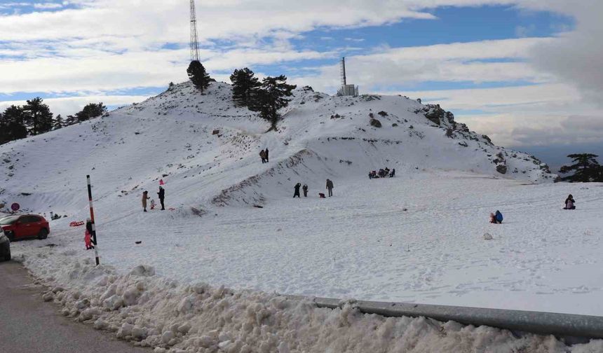 Denizli Nikfer Kayak Merkezi'nde yoğunluk erken başladı