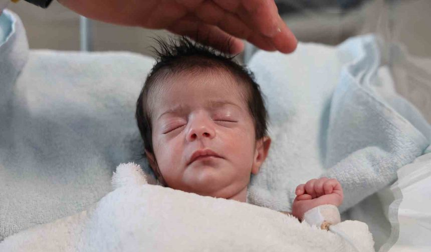 Doğuştan yemek borusu olmayan 4 günlük bebek, Elazığ'da hayata tutundu